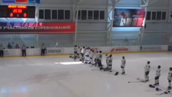 Фотография к новости: Әнұранды жанды дауыста орындаған жас хоккейшілер жүрек тербеді