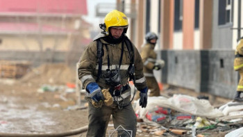 Фотография к новости: Жаңаөзендегі өрт кезінде зардап шеккен құтқарушы жансақтау бөліміне түсті