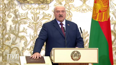 Лукашенко жетінші рет президенттік қызметке кірісіп, беларусь тілінде ант берді