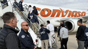 Фотография к новости: АҚШ-тан депортацияланған мигранттар мінген алғашқы рейс Венесуэлаға қонды