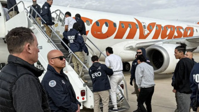АҚШ-тан депортацияланған мигранттар мінген алғашқы рейс Венесуэлаға қонды