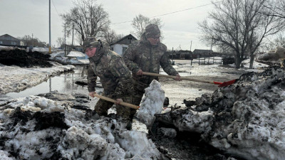Қостанай облысында құтқарушылар өзен жағаларын бекітіп жатыр