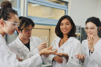 Фотография к новости: Қазақстанда апорт алмасынан әтір жасалады