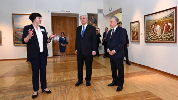 Фотография к новости: Тоқаев пен Мирзиёев Әбілхан Қастеев атындағы Ұлттық өнер музейіне барды