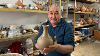 Фотография к новости: Күй тыңдап, құмыра жасайтын шебер