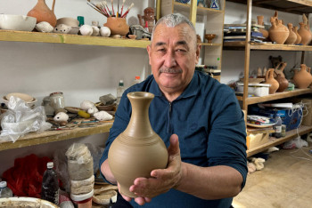 Күй тыңдап, құмыра жасайтын шебер