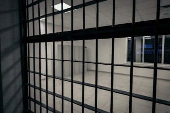 Фотография к новости: Адам зорлаған күдікті сот залынан қашып кетті