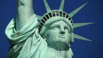 Фотография к новости: 43 ел: Трамп шетелдіктердің АҚШ-қа кіруіне тыйым салу жоспарын өзгерте ме?