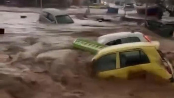 Фотография к новости: Жүзген көліктер, жабылған жолдар: Әйгілі туристік аралды су басты