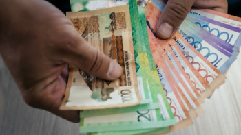 Фотография к новости: Департамент басшысы 2,5 млн теңге жалақыны кімге жазып берген