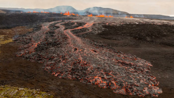 Фотография к новости: Сегіз адам ғана қалған аралда жанартау атқылай бастады