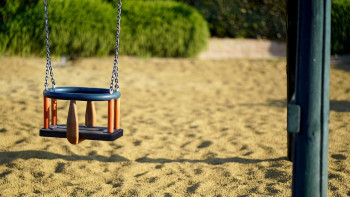 Фотография к новости: Балалардың әткеншегіне отырған келіншек көмек сұрады