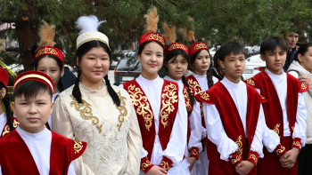 Фотография к новости: Жетісу өнерпаздары Нұрғиса Тілендиев ескірткішіне тағзым етті