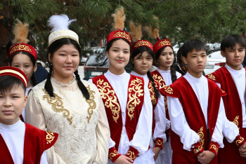 Фотография к новости: Жетісу өнерпаздары Нұрғиса Тілендиев ескірткішіне тағзым етті