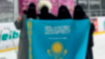 Фотография к новости: "Сабақ болады". Депутат арабша жазуы бар тумен фотоға түскен қыздар туралы пікір білдірді