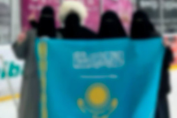 Фотография к новости: "Сабақ болады". Депутат арабша жазуы бар тумен фотоға түскен қыздар туралы пікір білдірді