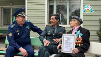 Фотография к новости: Алматыда әскерилер 98 жасқа толған соғыс ардагерін құттықтады