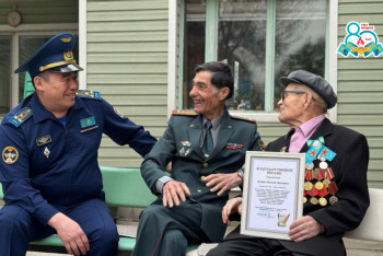 Фотография к новости: Алматыда әскерилер 98 жасқа толған соғыс ардагерін құттықтады