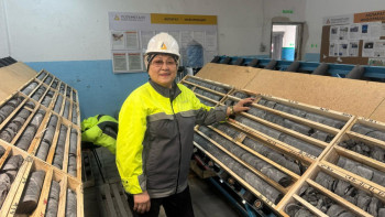 Фотография к новости: Профессионалдар. 40 градус ыстықта ауыр сөмкені арқалап, тау-тасты зерттейтінбіз – геолог