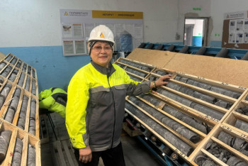 Фотография к новости: Профессионалдар. 40 градус ыстықта ауыр сөмкені арқалап, тау-тасты зерттейтінбіз – геолог