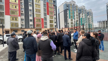 Фотография к новости: "Шаммен отырған күндеріміз болды". Мыңға жуық атыраулық баспана мәселесінен мезі болған