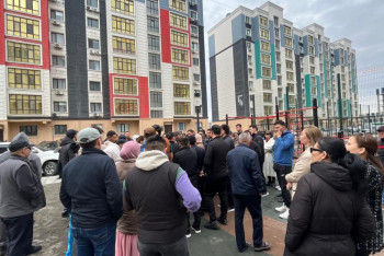 Фотография к новости: "Шаммен отырған күндеріміз болды". Мыңға жуық атыраулық баспана мәселесінен мезі болған