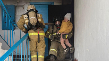 Фотография к новости: Арқалықта жанып жатқан үйден 14 адам эвакуацияланды