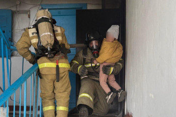 Фотография к новости: Арқалықта жанып жатқан үйден 14 адам эвакуацияланды