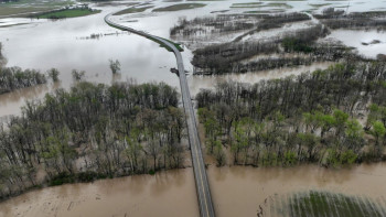 Фотография к новости: АҚШ-та су тасқыны мен торнадо салдарынан ондаған адам қайтыс болды