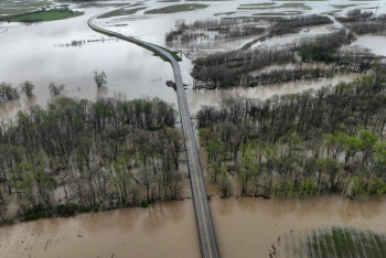 Фотография к новости: АҚШ-та су тасқыны мен торнадо салдарынан ондаған адам қайтыс болды