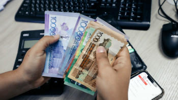 Фотография к новости: Егер жалақыңыз жыл сайын өспесе, онда кедейленіп бара жатырсыз – сарапшы