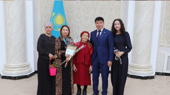 Фотография к новости: Талдықорғанда 27 анаға мемлекеттік марапат табысталды