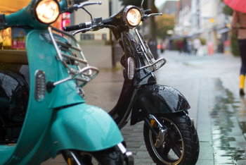 Фотография к новости: Алматыда электросамокат мінген бойжеткенді көлік қағып кетті