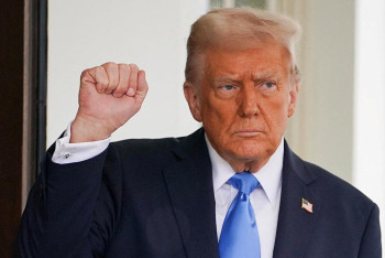 Трампқа баж салығын енгізуді үш айға кейінге қалдыру ұсынылды