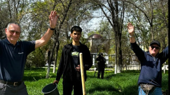 Фотография к новости: "Таза Қазақстан" акциясына Италиядан келген туристер үлес қосты