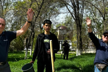 Фотография к новости: "Таза Қазақстан" акциясына Италиядан келген туристер үлес қосты