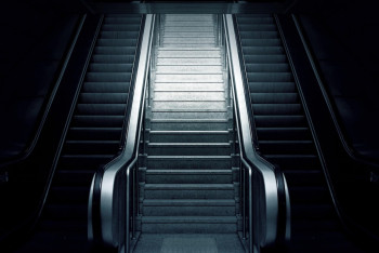 Фотография к новости: Мәскеуде метродағы эскалаторда төрт жасар баланың аяғы қысылып қалды