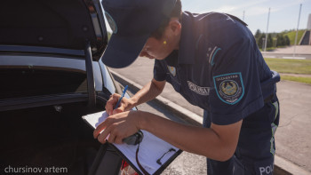 Фотография к новости: Полицейді көлігінің капотында сүйреген жүргізуші сотталады