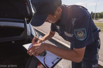 Фотография к новости: Полицейді көлігінің капотында сүйреген жүргізуші сотталады