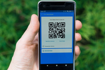 Фотография к новости: Саудагерлердің QR төлемді алмай, қолма-қол ақша талап етуі заңды ма