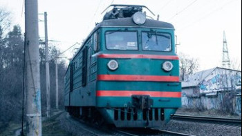 Фотография к новости: Вагонның терезесі сынды: белгісіз біреулер пойызға тас лақтырған