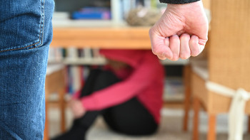 Фотография к новости: Қызғаныштан әйелін сабап тастаған ер адам 3 жылға қамалды