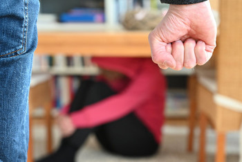 Фотография к новости: Қызғаныштан әйелін сабап тастаған ер адам 3 жылға қамалды