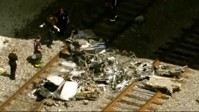 Жеңіл ұшақ тас жолға құлады: қаза тапқандар бар