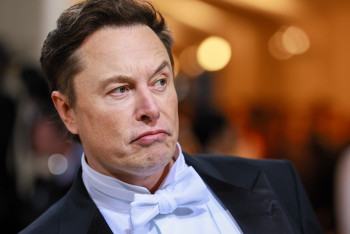 Фотография к новости: Илон Маскқа ашулы белсенділер Tesla көлігін қиратып тастады