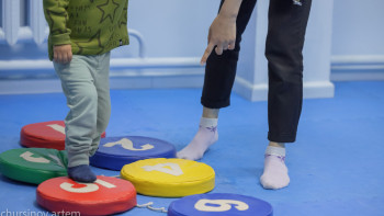 Фотография к новости: Даун синдромы бар балаға қол көтерген қызметкерге қандай шара қолданды