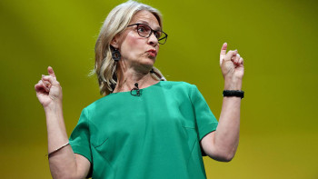 Фотография к новости: Немересін көруге барған: депутатты Гонконгке кіргізбей қойды