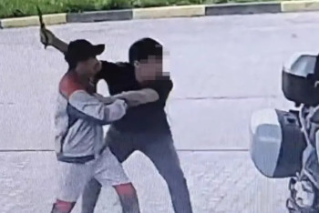 Жанармай бекетінде шетелден келген мотоциклшіні пышақтап кетті