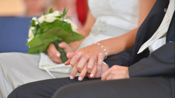 Фотография к новости: Күйеуінің тегін алу: Міндет пе, таңдау ма?