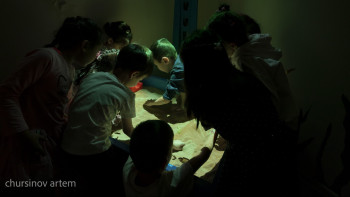 Фотография к новости: Түркістанда терапевт Даун синдромына шалдыққан баланы еденде сүйреген